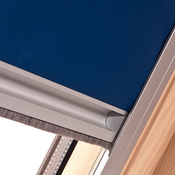 Рулонные шторы в мансардной комнате