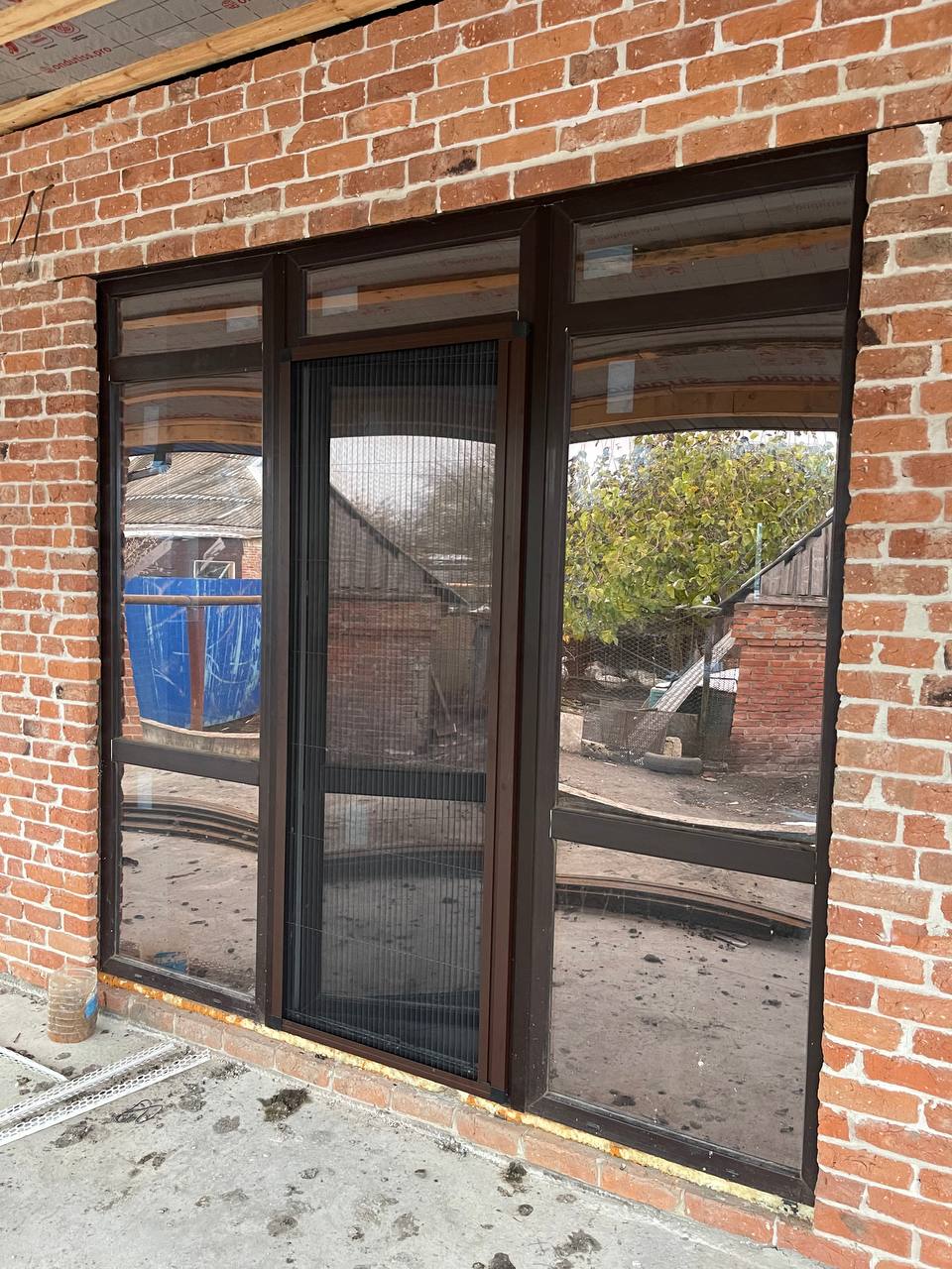 коричневый